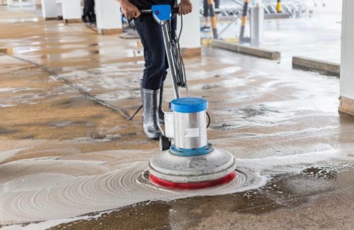 Técnico realizando pulimiento profesional de un piso