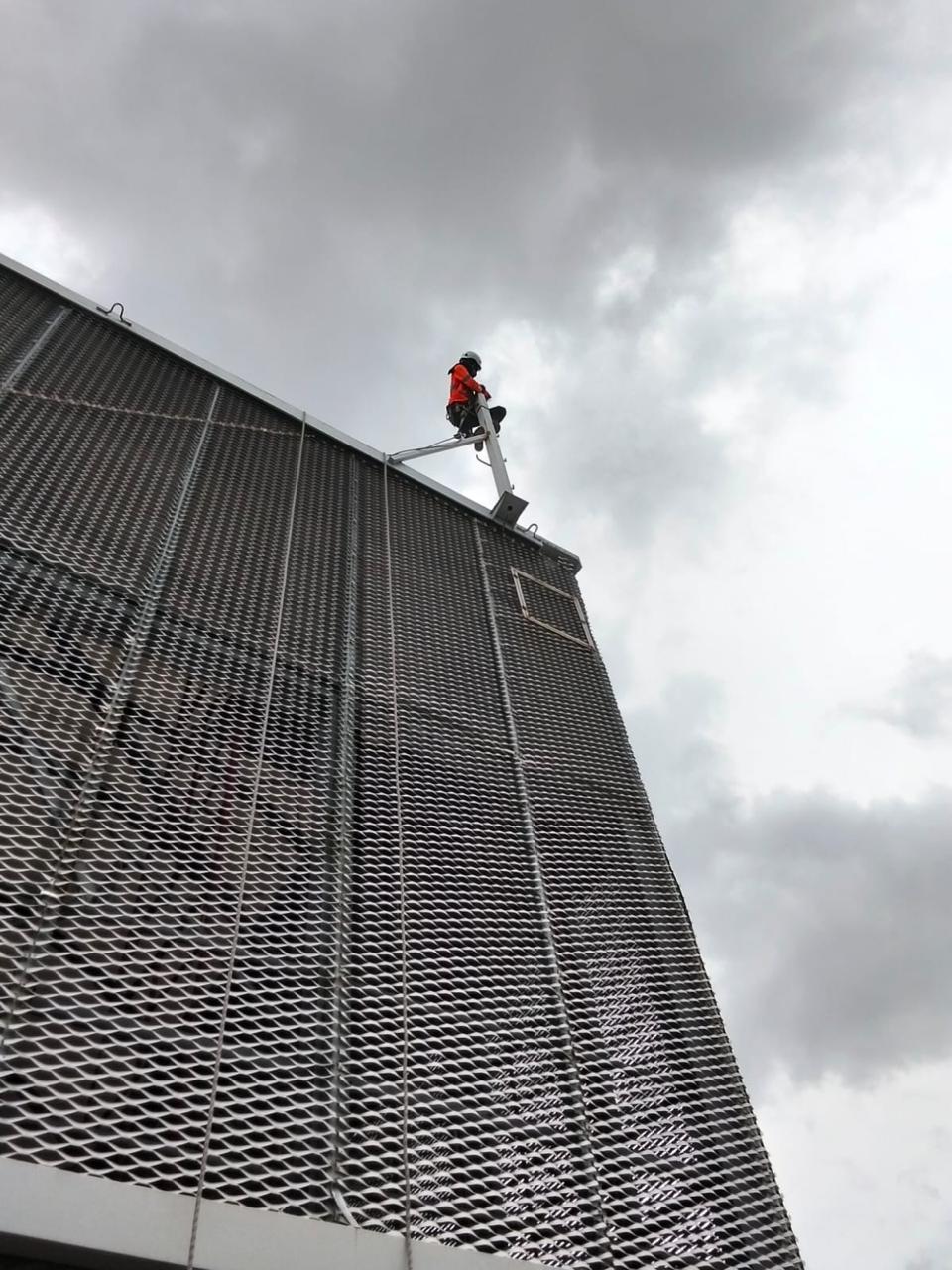 Trabajo con plataforma elevadora